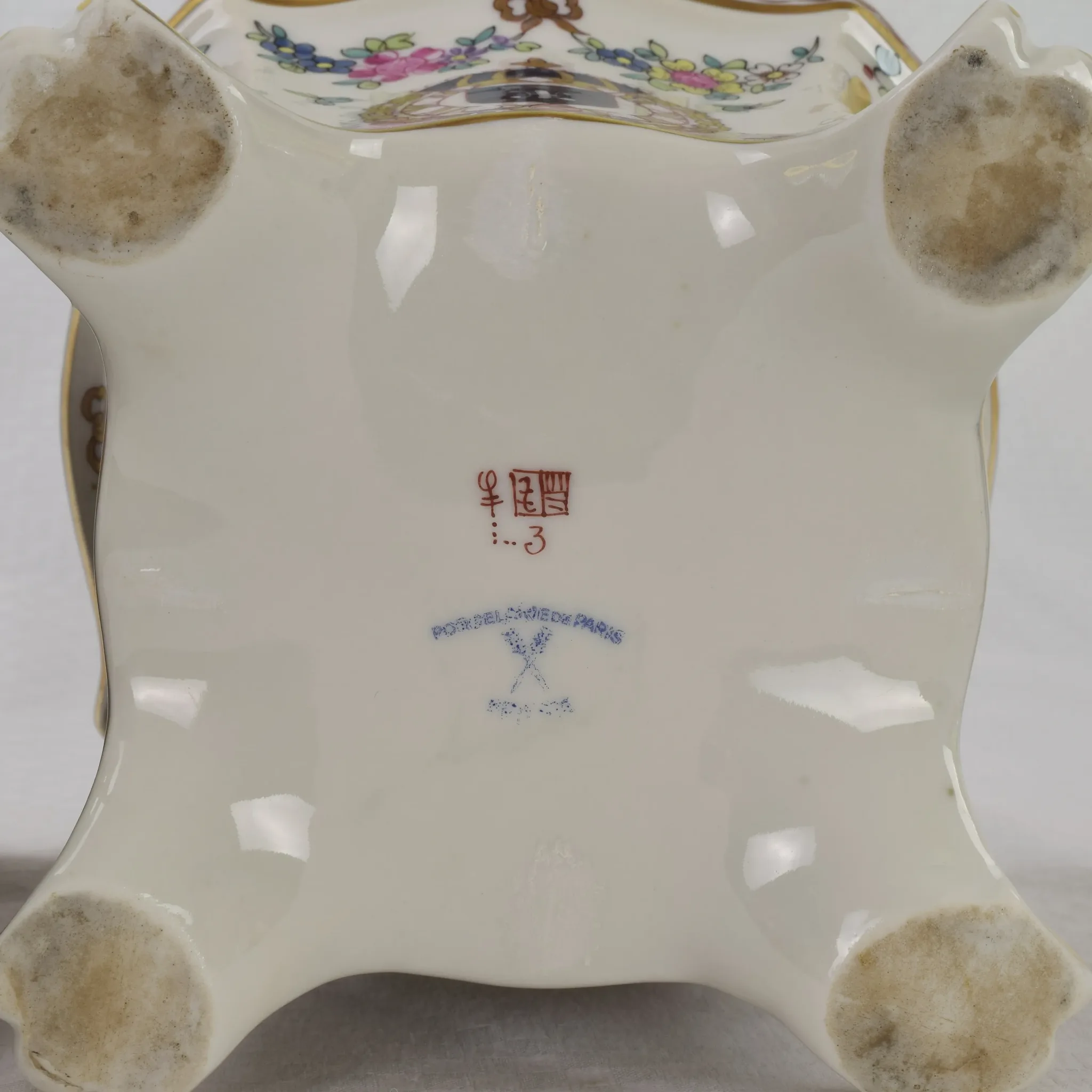 Pair Vintage Enameled Porcelain de Paris Cache Pots - Flowers and Shields - View 10