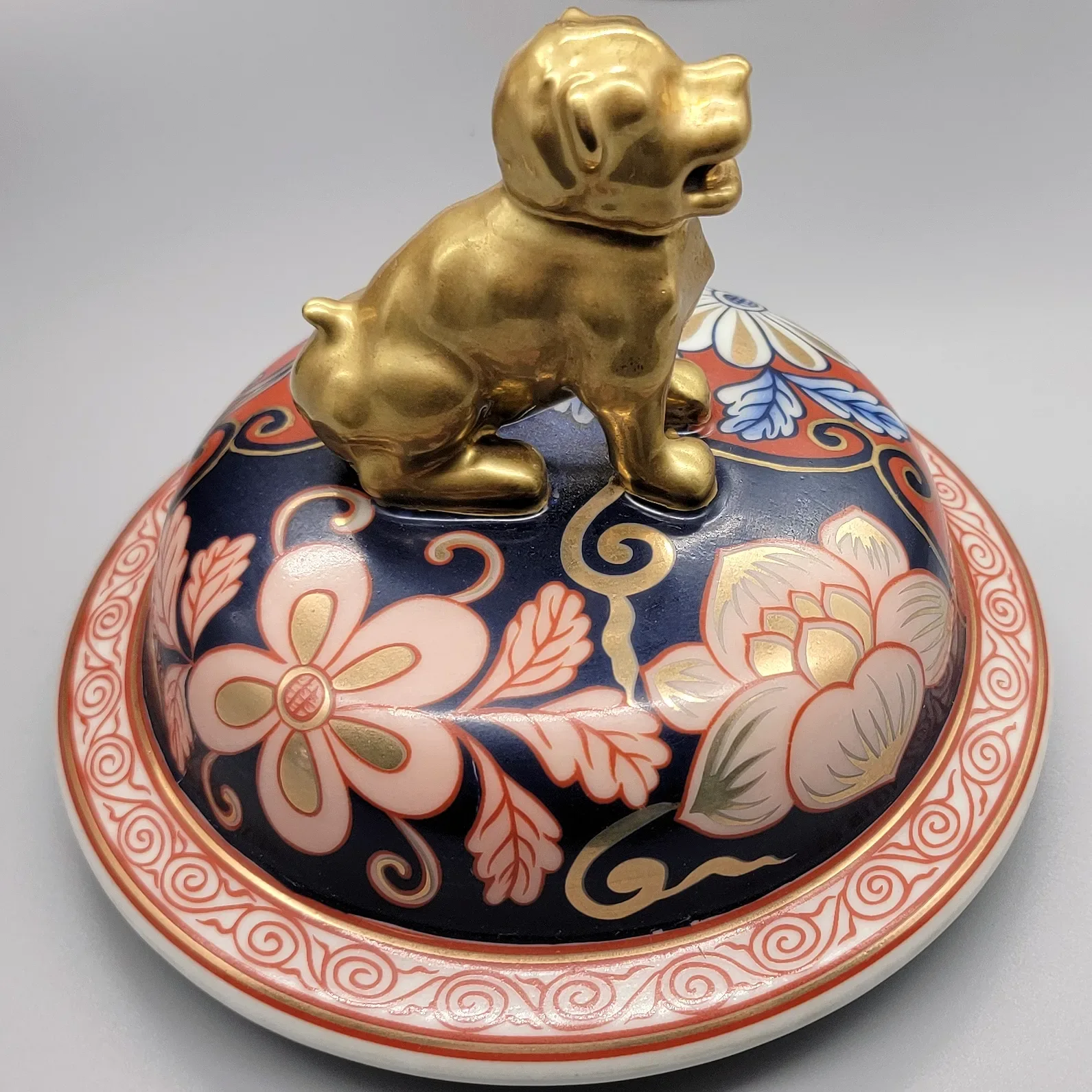 Pair Imari Style Urns or Jars with Foo Dog Lids - View 11