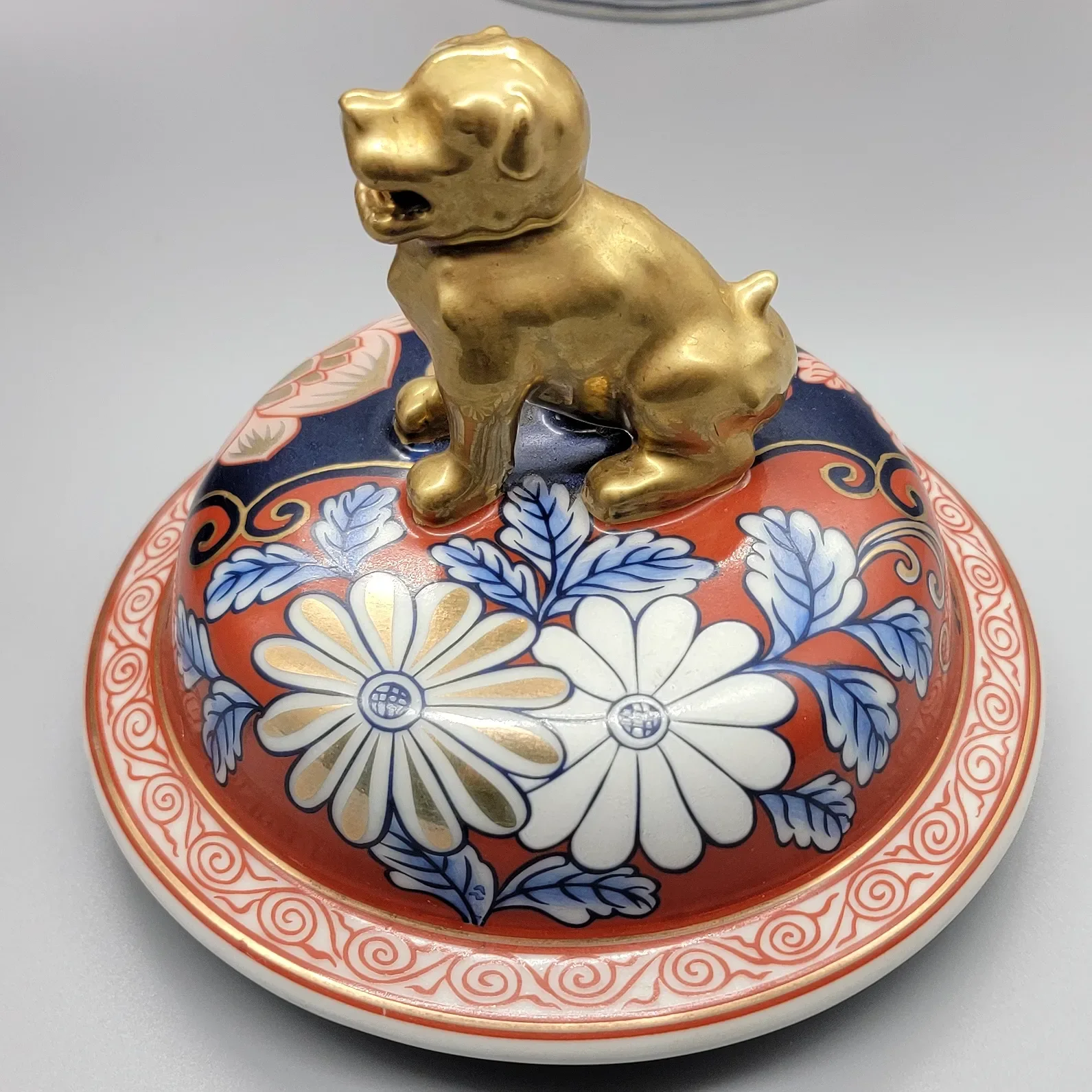 Pair Imari Style Urns or Jars with Foo Dog Lids - View 12