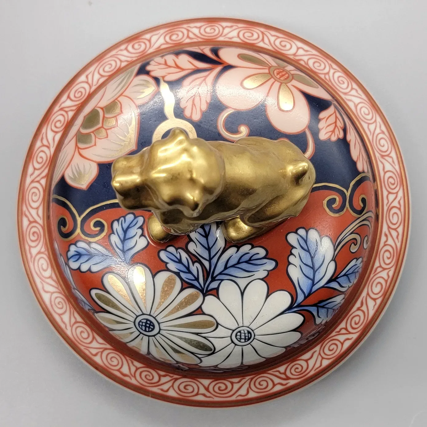 Pair Imari Style Urns or Jars with Foo Dog Lids - View 13